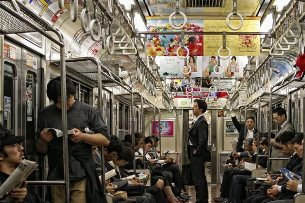 Người Nhật thường có văn hóa đọc báo khi di chuyển trên phương tiện công cộng