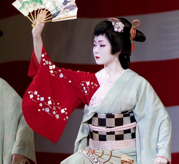 Các geisha luôn xuất hiện nổi bậc với cách trang điểm, trang phục cầu kỳ