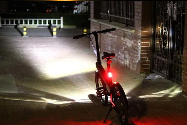Nhất định phải bật đèn khi sử dụng xe đạp lúc trời tối