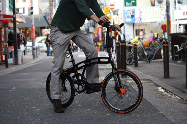 Hầu hết người Nhật đều đi xe đạp trên vỉa hè cho an toàn