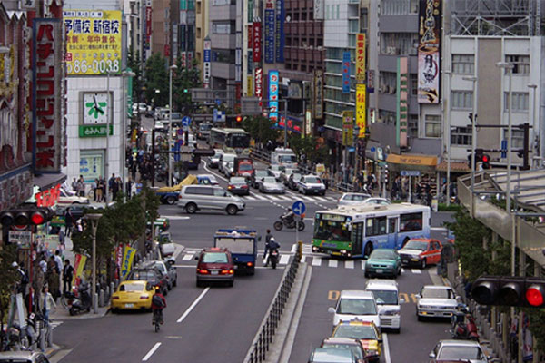Xe hơi bên Nhật thường chuyển sang làn đường bên trái