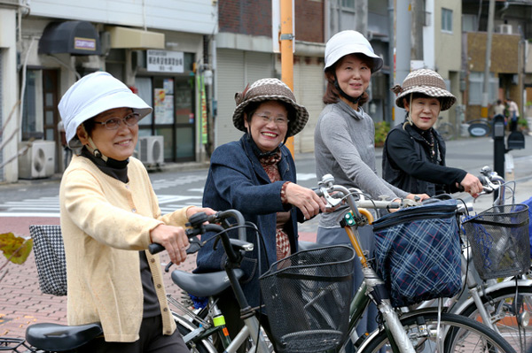 Người đi xe đạp ở Nhật hầu như không đội nón bảo hiểm