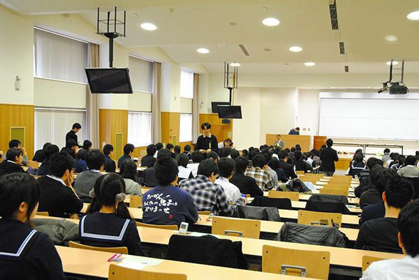 Lớp học tại Học viện Kyushu