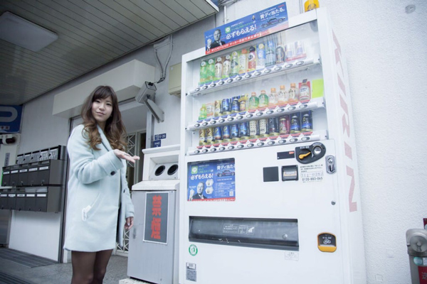 Tại Nhật, máy bán hàng tự động như hình được đặt khắp mọi nơi