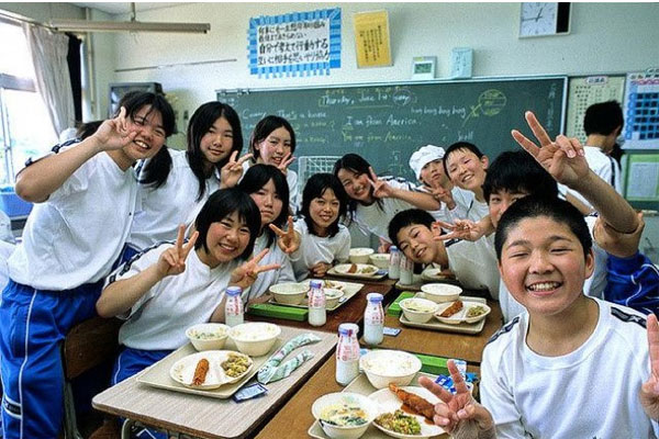 Học sinh có những bữa ăn chất lượng tại các trường học Nhật Bản