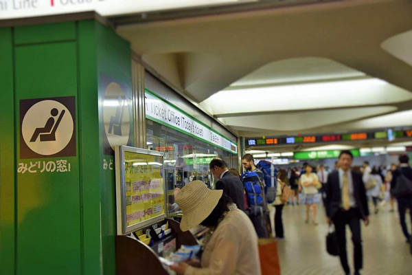 Bạn thực hiện thủ tục cấp lại thẻ Suica tại quầy xanh của nhà ga hoặc trạm xe buýt lớn