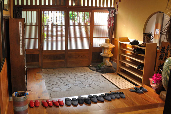 Phải gỡ từng chiếc giày dép ra trước khi vào nhà một người Nhật