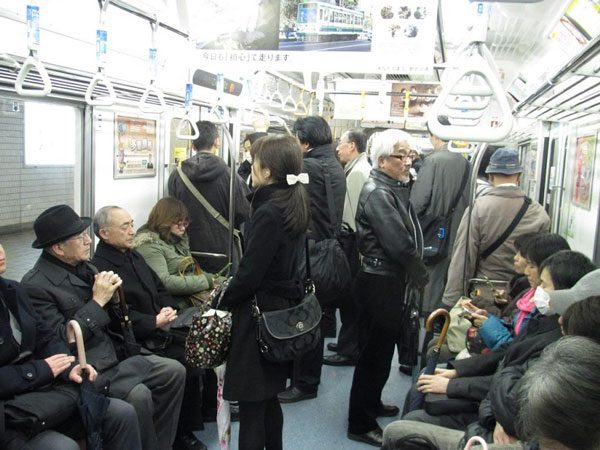 Không được phát ra âm thanh lớn tiếng khi đi tàu điện tại Nhật