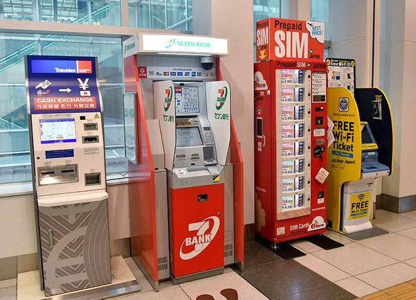 Bạn có thể dễ dàng chuyển đổi ngoại tệ tại ATM của Seven Eleven