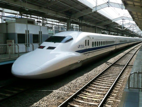 Nếu các bạn thích đi tàu điện thì nên sử dụng Shinkansen