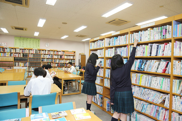 Thư viện trường cũng là nơi yên tĩnh để học tập nhưng hơi đông vào mùa thi