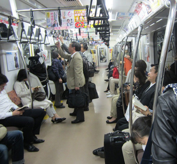Người Nhật thường không trả lời điện thoại khi đi tàu điện