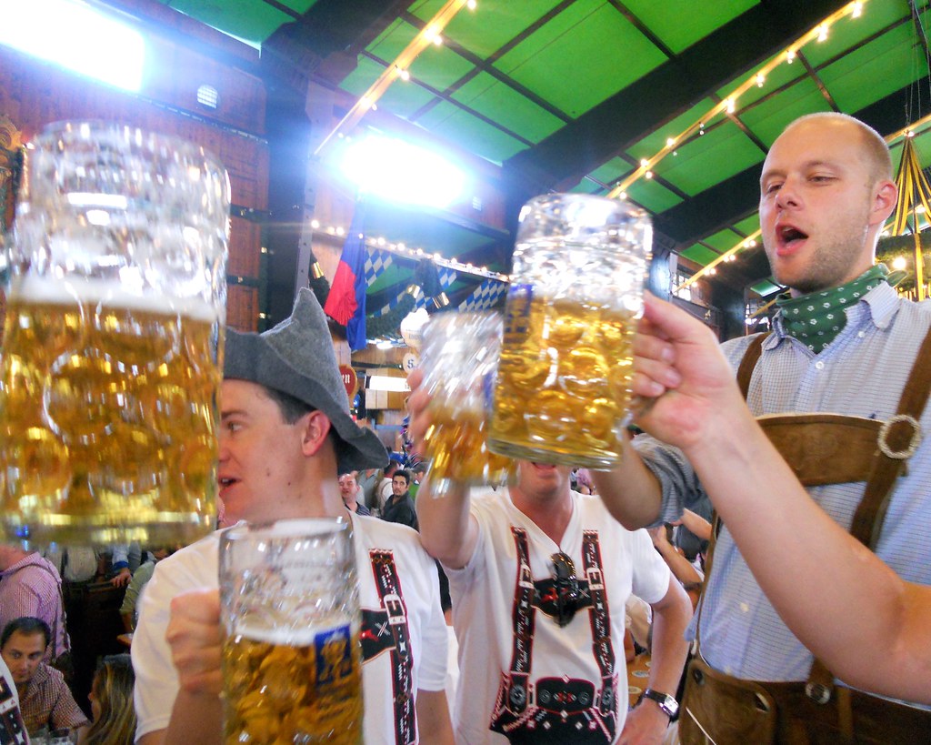Lễ hội bia Oktoberfest thu hút đông đảo người tham dự